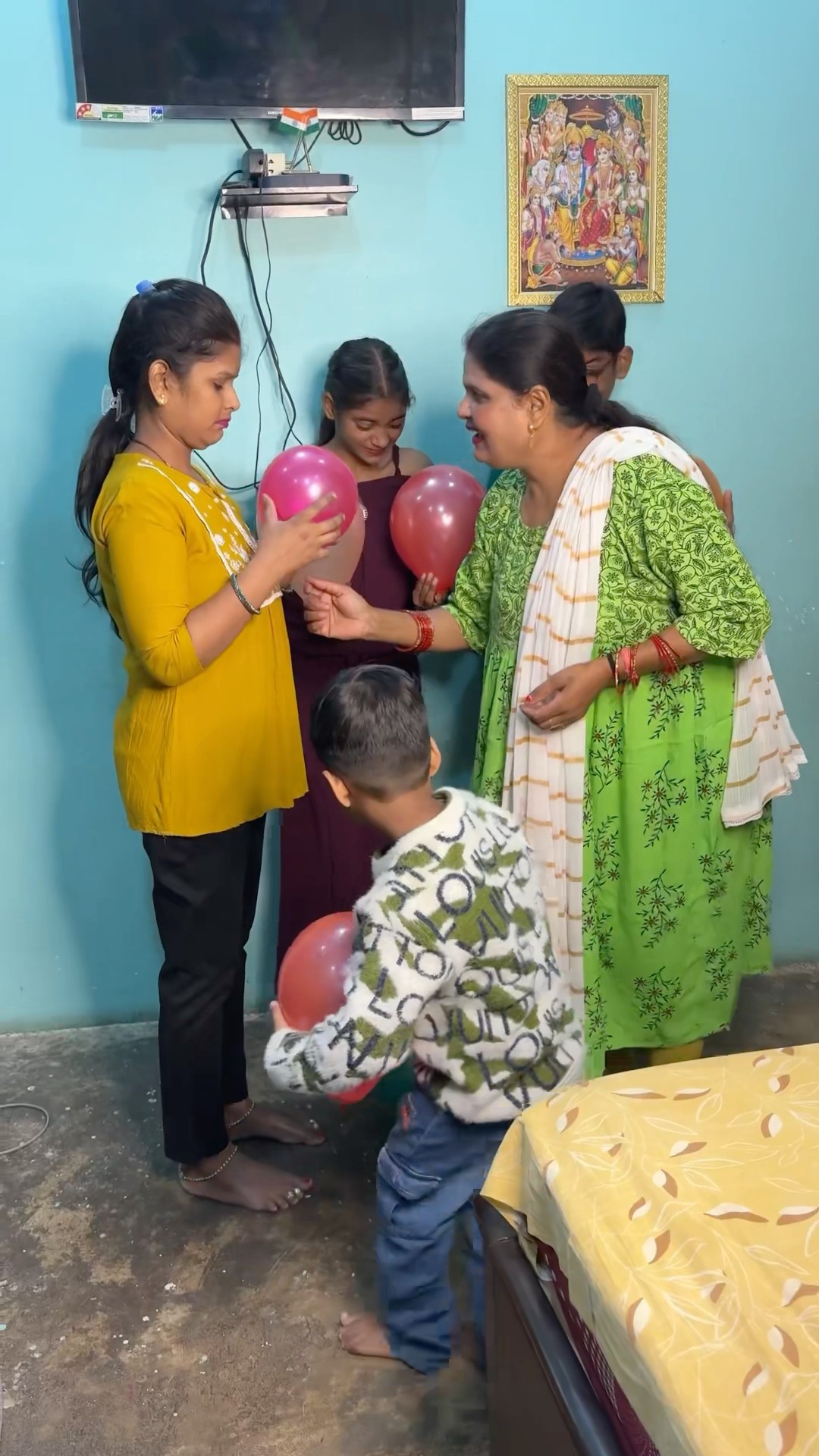 Seema ne saare balloon fod Diya ?? #shorts #emotional #funny #comedy #ytshorts #funnyvideo