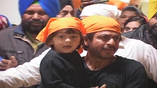 Bollywood Actor Shahrukh Khan Along With His Son Abram Visit and Pray at Golden Temple