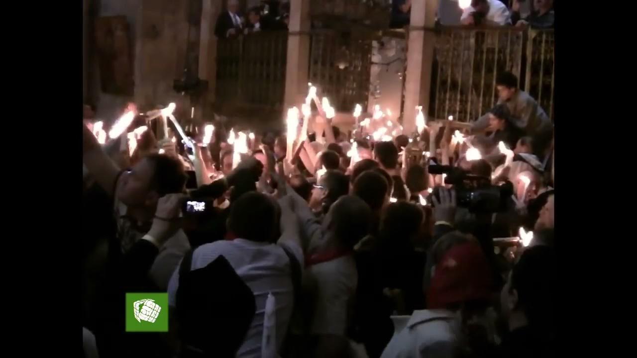 Момент схождения благодатного огня видео. Снисхождение огня в иерусалиме. Светлая суббота схождение огня. Иерусалим храм гроба господня схождение благодатного огня. Момент схождения благодатного огня.