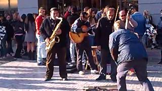 Palyaçoya Kamyon Çarparken Adam Saksafon Çalıyor