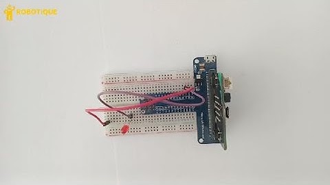 Lighting an LED by the Micro:bit card
