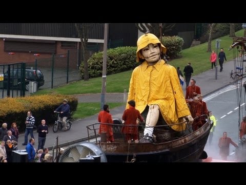 Video: Die Giganten Von Royal De Luxe übernehmen Das Berliner Matador-Netzwerk