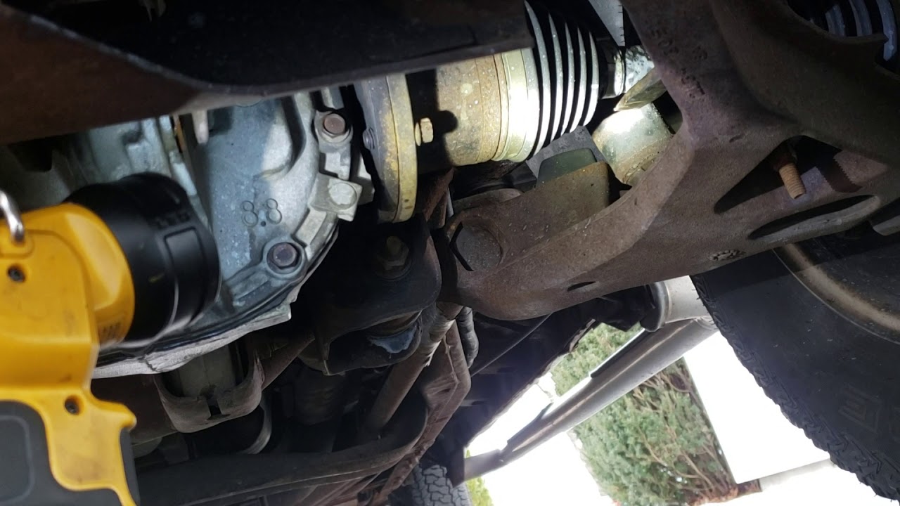 2003 Ford F150 5.4l front differential carrier flange are lose - YouTube