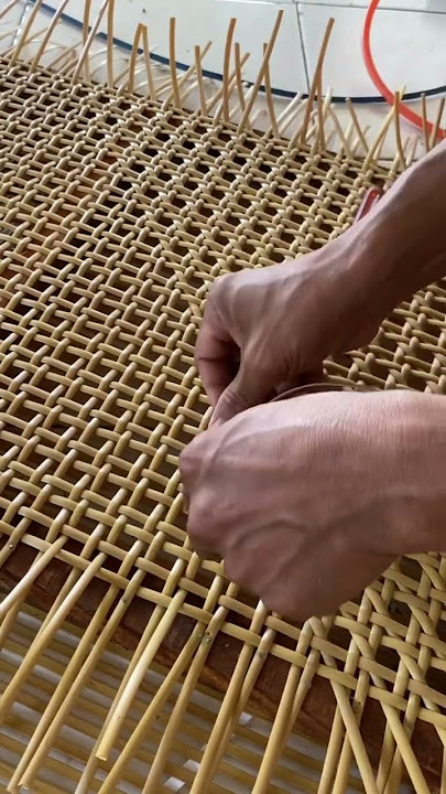 Proses pembuatan panel anyam rotan sintetis