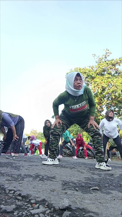 Versi ngangkang senam engal egol