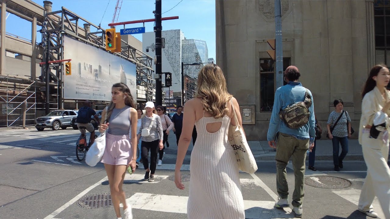 Walking in Downtown Toronto | Dundas Square & Yonge Street・4K - YouTube