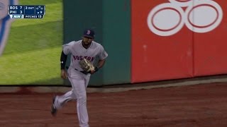 BOS@PHI: Bradley Jr. leaps to make game-ending catch