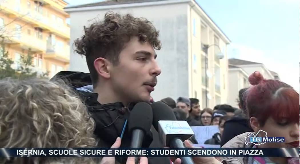 Isernia, scuole sicure e riforme: studenti scendono in piazza