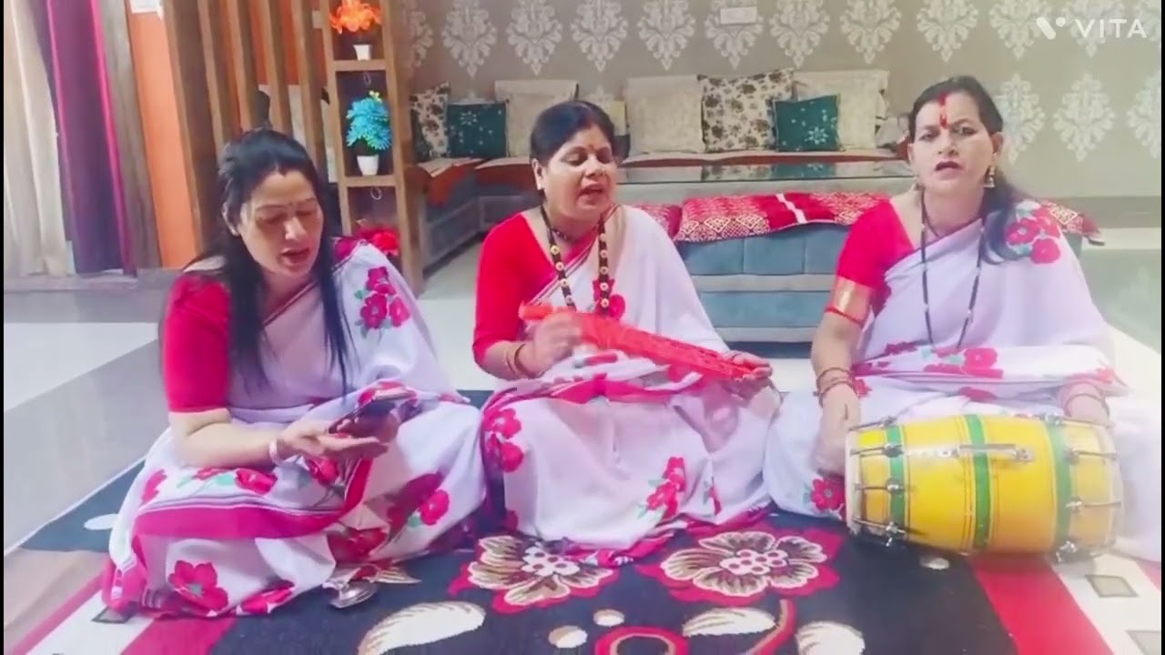 हरि धरे मुकुट खेलें होली 