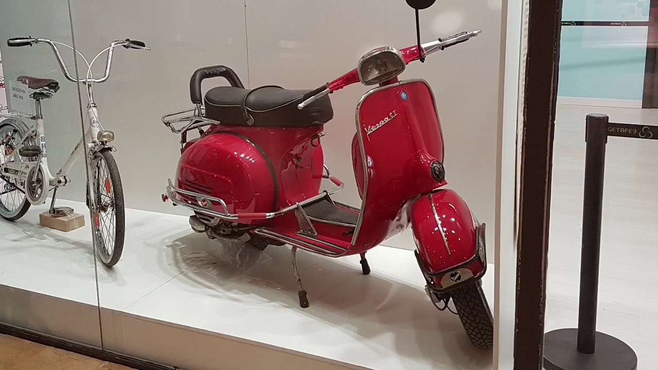 Exposición En El Centro Comercial Sector 3 De Getafe