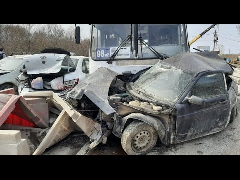 Неуправляемый автобус устроил