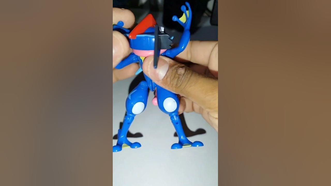 Brinquedo Pokemon Greninja Dentro De Pokebola Tamanho Real