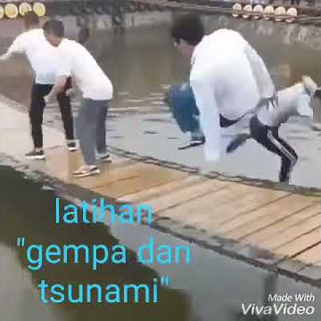 Lucu habiss , INILAH LATIHAN KETIKA TERJADI GEMPA DAN TSUNAMI .