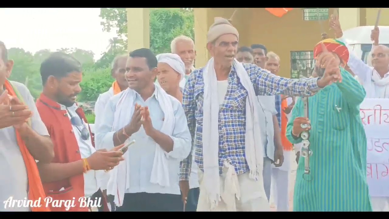 पुर्व सरपंच विनोद डामोर ऐडवोकेट का भजन// नरेंद्र मोदी कि सभा जयपुर में भजन मंडली के साथ जाते हुऐ