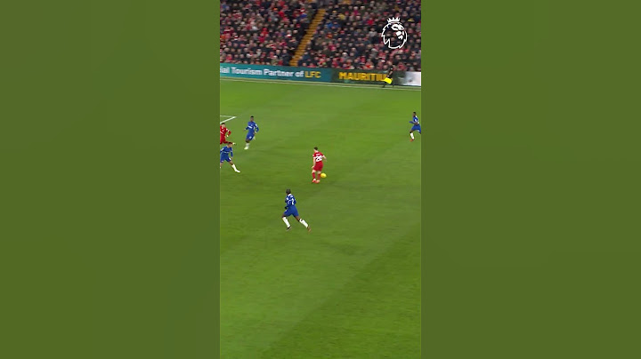 Diogo Jota dribbles through the defence & scores!