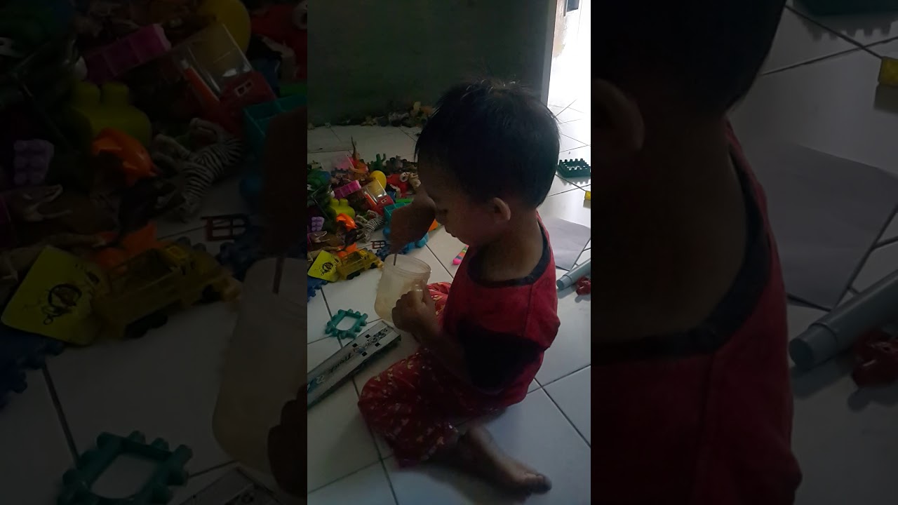 Lucunya anak kecil makan sambil main 