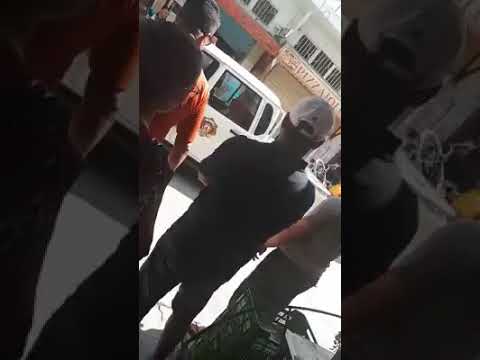 الاعتداء على مواطن من قبل الشرطة في باب سويقة منذ قليل