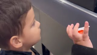 Theo foi as compras com a mamãe