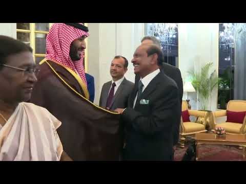 الملياردير الهندي يوسف علي مقبلا كتف سمو ولي العهد الامير محمدبن سلمان أثناء زيارته للهند