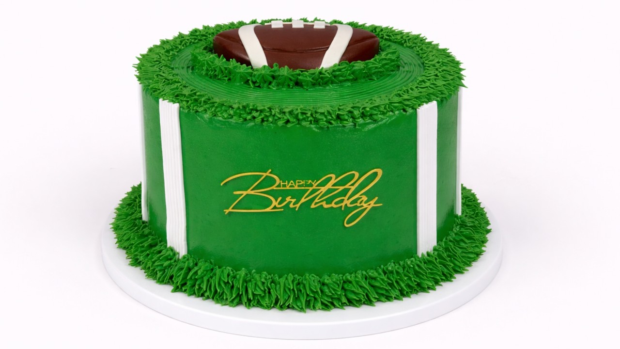 Швейцарский меренговый торт в форме футбольного мяча.