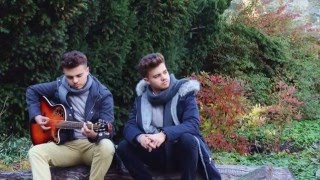 Video thumbnail of "Darius & Dennis - O flacără aprinsă[lyrics]"