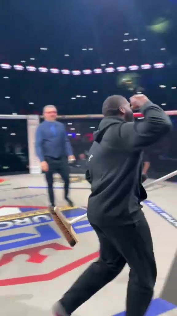 Cédric Doumbé with another iconic entrance! #MMA #PFL #Shorts