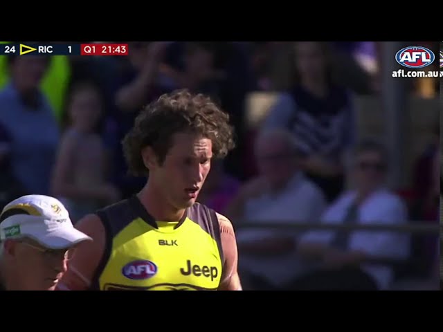 Concussed Tyrone Vickery going for imaginary ball AFL 2016 class=