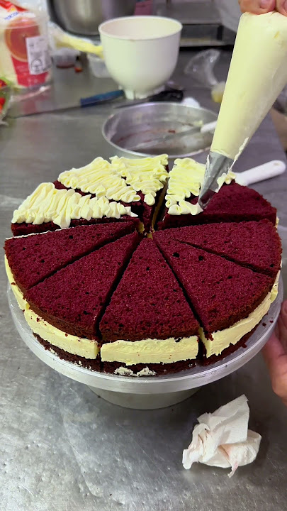 Redvelvet #cake #cakedecorating #cakedesign #redvelvet