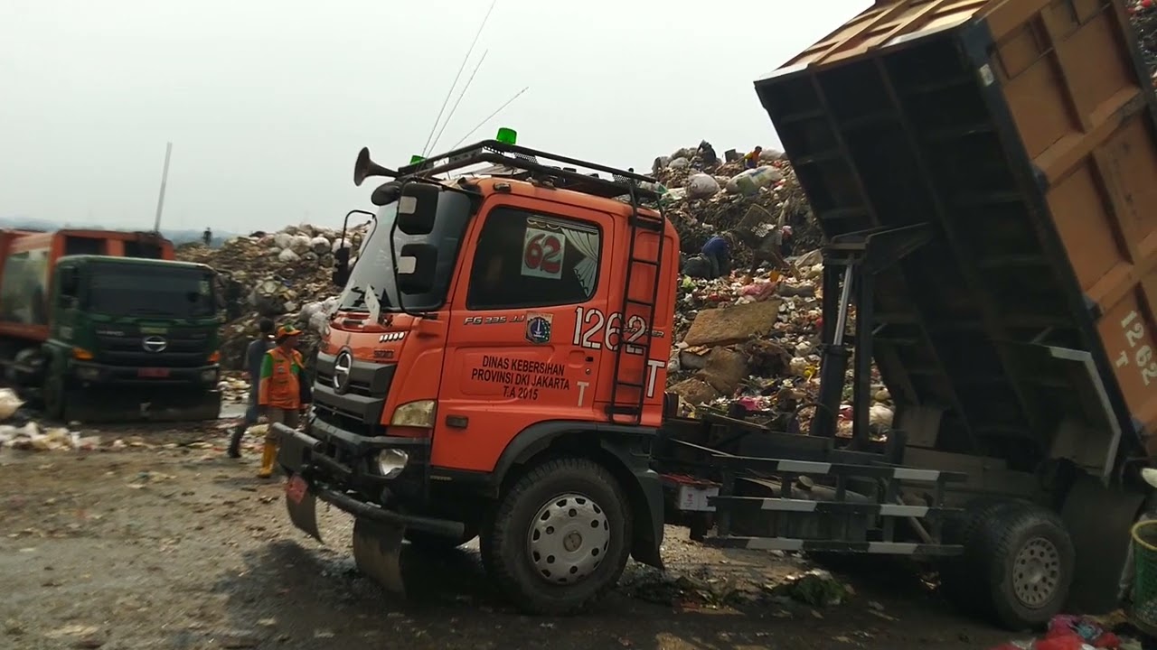 armada  compactor dki jakarta buang sampah di zona 1 atas