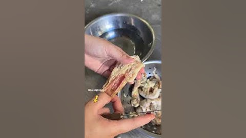 Làm sạch ruột cá lóc kho tiêu