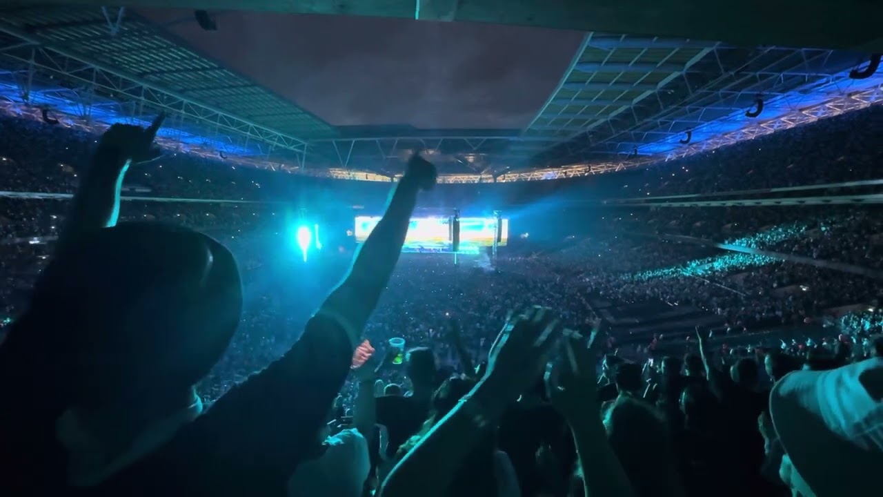 Oasis - Whatever (Snippet of Octopus's Garden) (Live) - Wembley