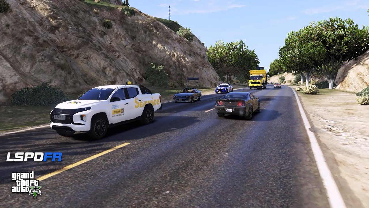 Pengawalan Truk yang Membawa Alat Berat Menuju Lokasi Proyek Selanjutnya