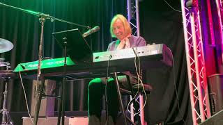 Dee Palmer and Stewart Wood - Skating Away (J Tull).