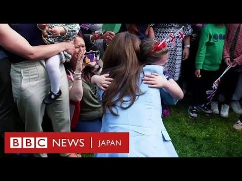 英皇太子夫妻、泣く子をハグして出されたカクテル飲む　国王戴冠祝う市民と気さくに交流