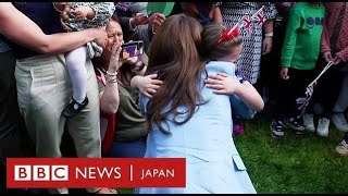 英皇太子夫妻、泣く子をハグして出されたカクテル飲む　国王戴冠祝う市民と気さくに交流