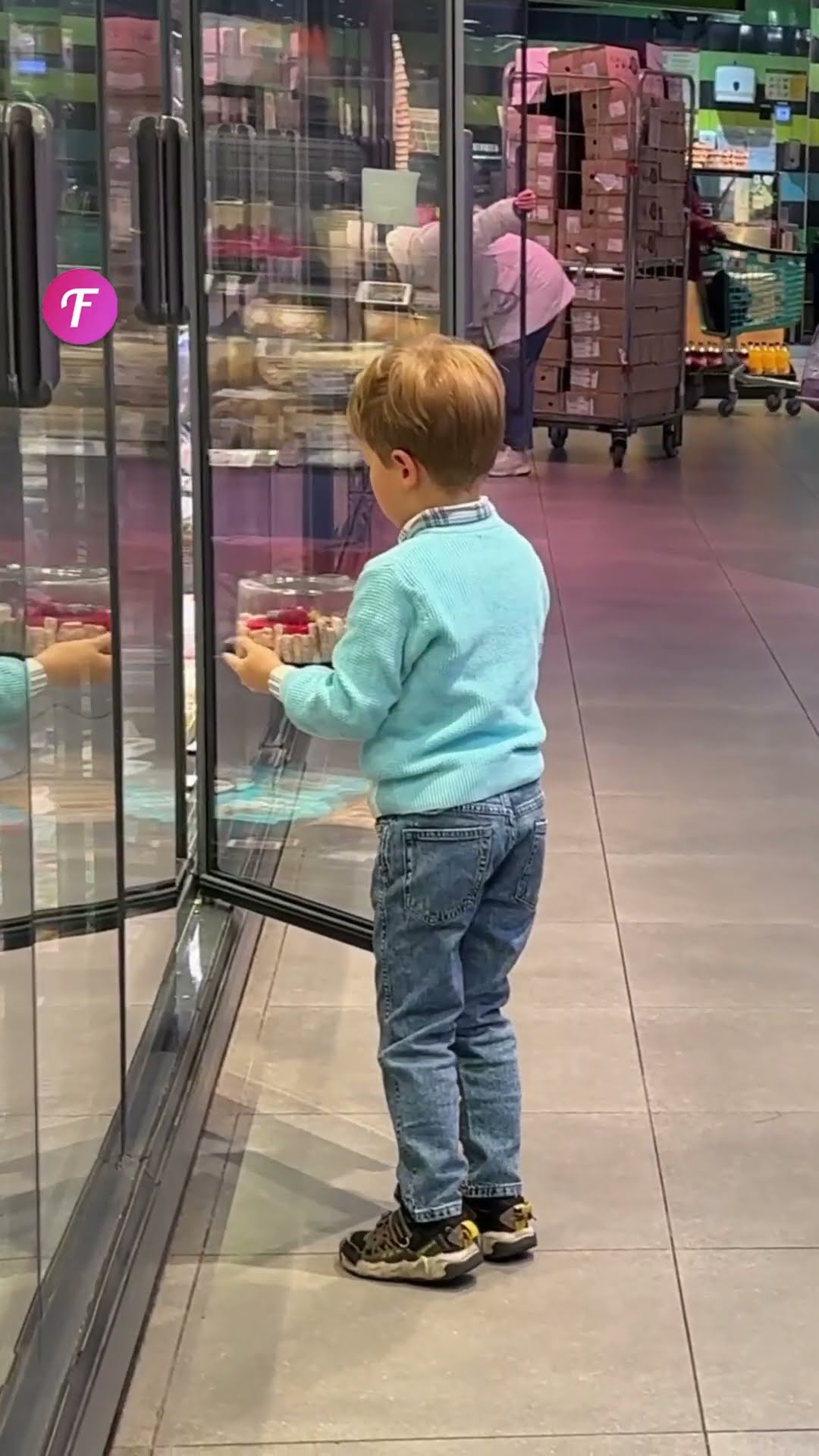 A Young Boy’s Sweet Act of Kindness in a Grocery Store #shorts