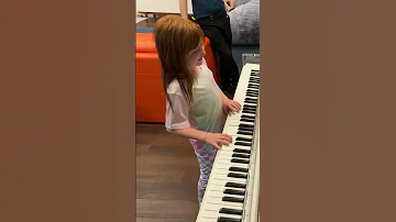 ADLEY PLAYS A MAGiCAL PiANO Adley Pretends To Play A New Song That Sounds A Little Familiar 