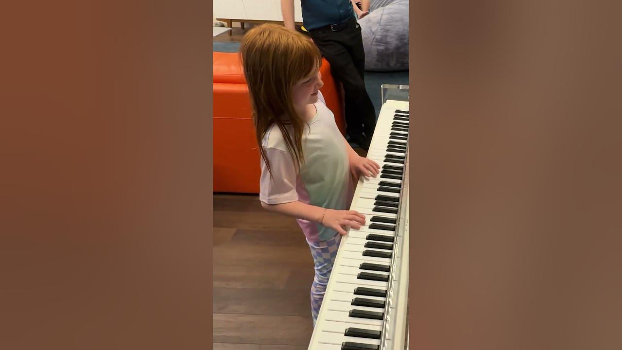 ADLEY PLAYS a MAGiCAL PiANO!! adley pretends to play a new song that sounds a little familiar 🤔 🎹📱