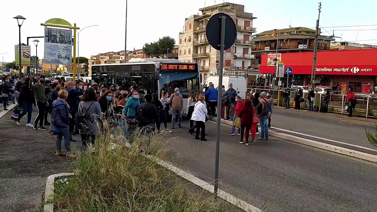 Roma, assembramenti alla fermata del bus. La rabbia di una pendolare: 