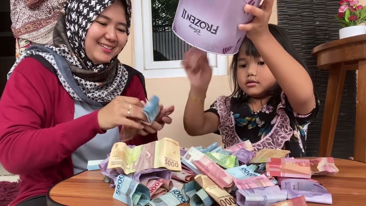 Nebia Bongkar Celengan dan Uang THR