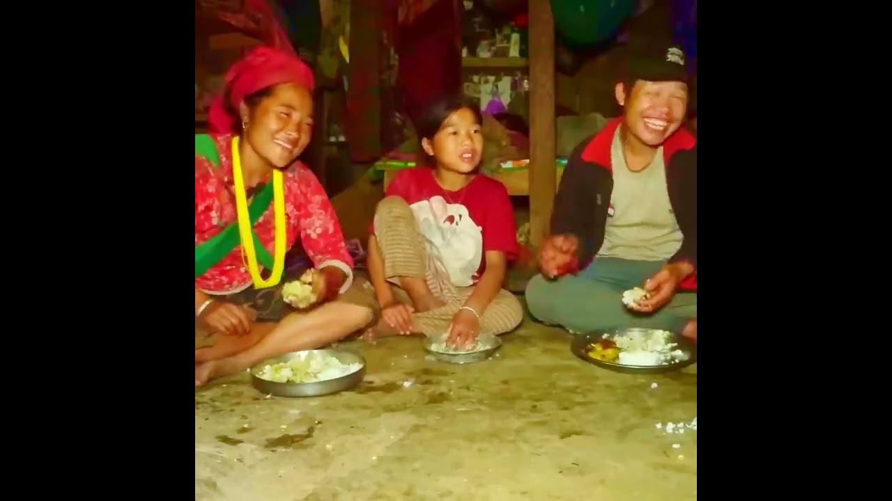 Счастливая улыбка бедной мамы, собирающей урожай и готовящей еду, жизнь в деревне, жизнь в горах.