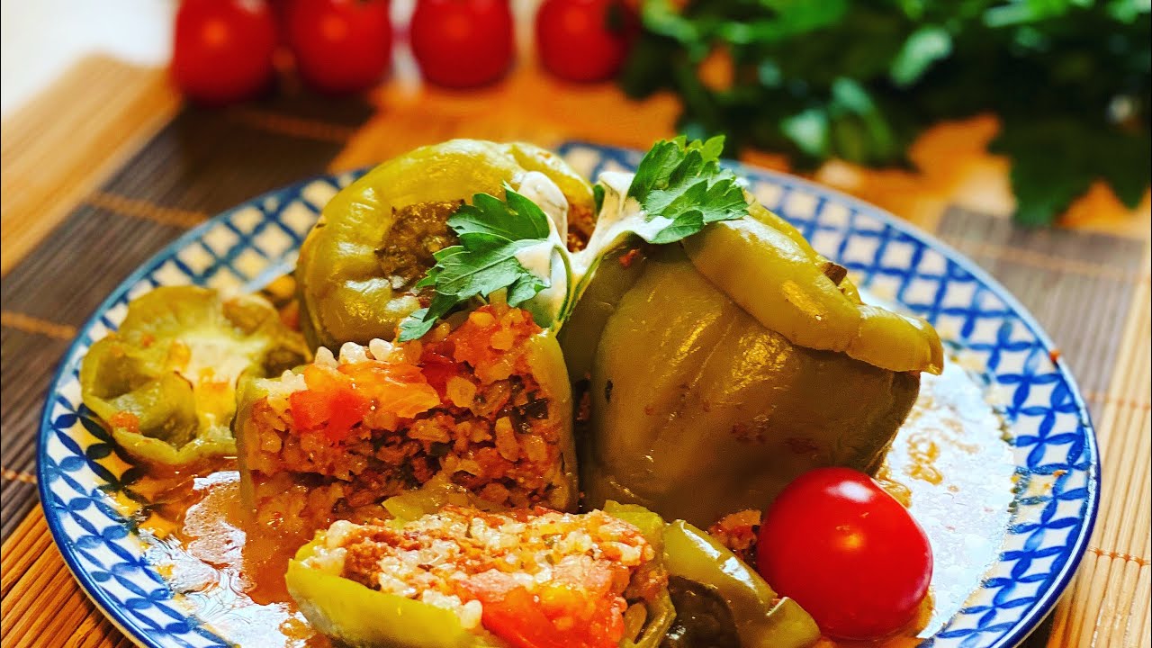 Gefüllte türkische Paprikaschoten mit Reis Hackfleisch &amp; Tomatensoße ...