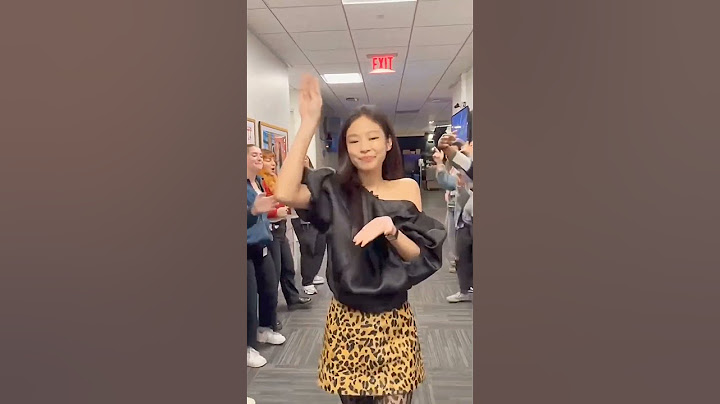 Staffs Hyping up JENNIE singing"Mantra"