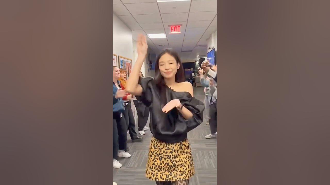 Staffs Hyping up JENNIE singing"Mantra"