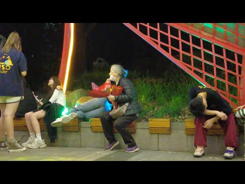 In the early morning, drunk young men and women staggered around | 凌晨,喝醉酒的男女青年东倒西歪 美女 尤物 长腿 超短裙