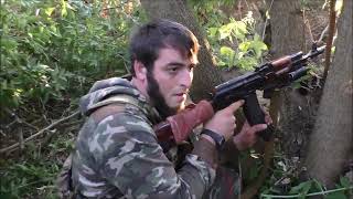 Чеченские и русские добровольцы выносят с вражеской территории погибших товарищей