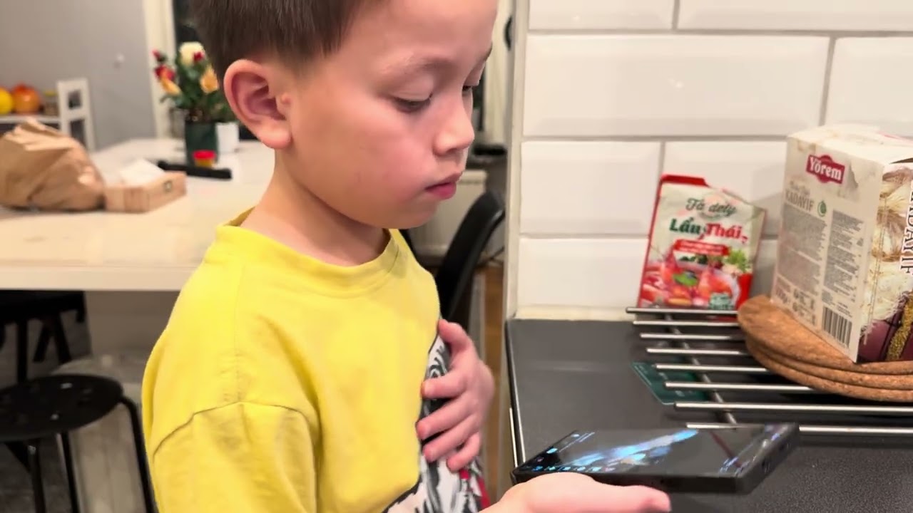 Hết tết rồi nên thay rèm và gỡ bông hoa xuống nên thấy nhà hơi trống ￼￼