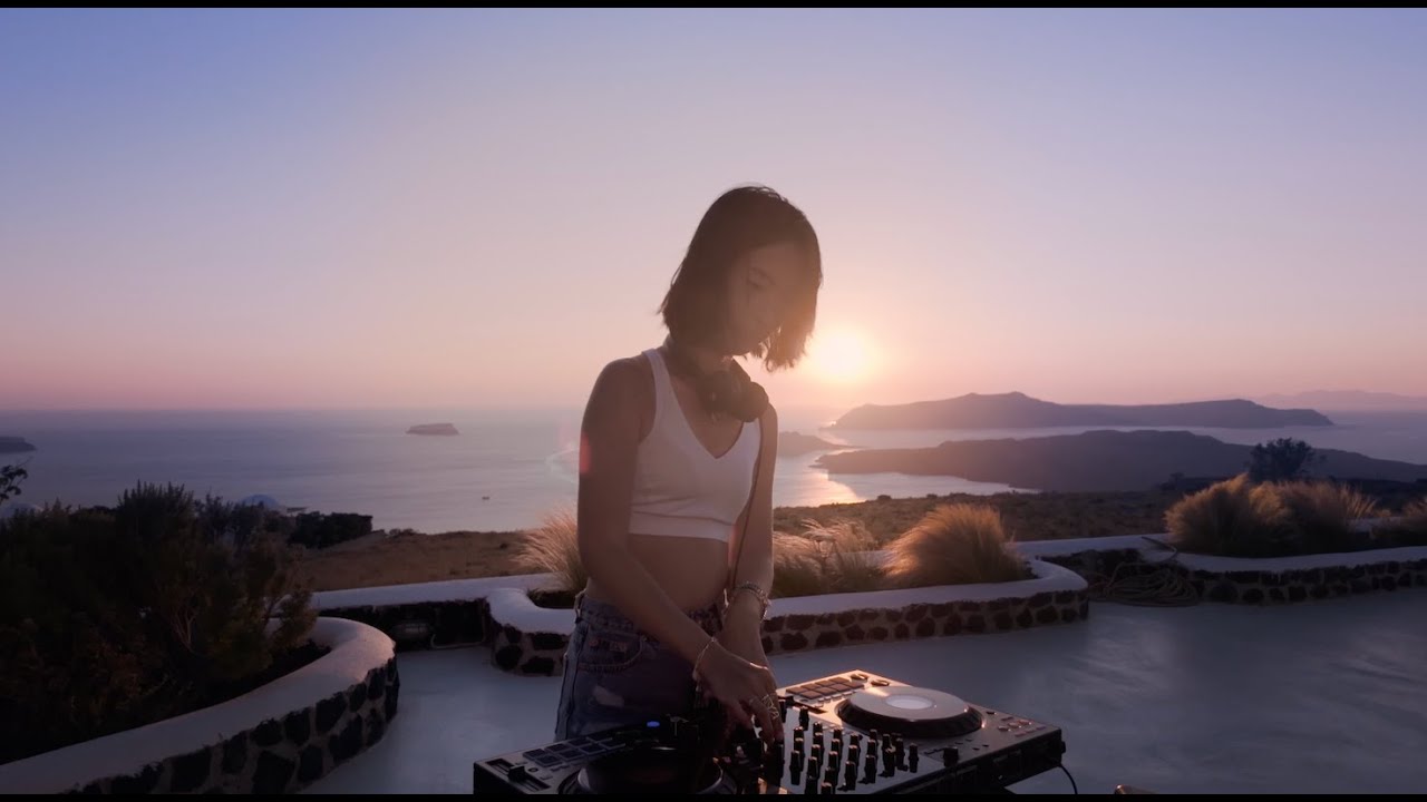 Progressive House & Melodic Techno Santorini Sunset DJ Mix by Alythia Kwan | Live @Santorini, Greece