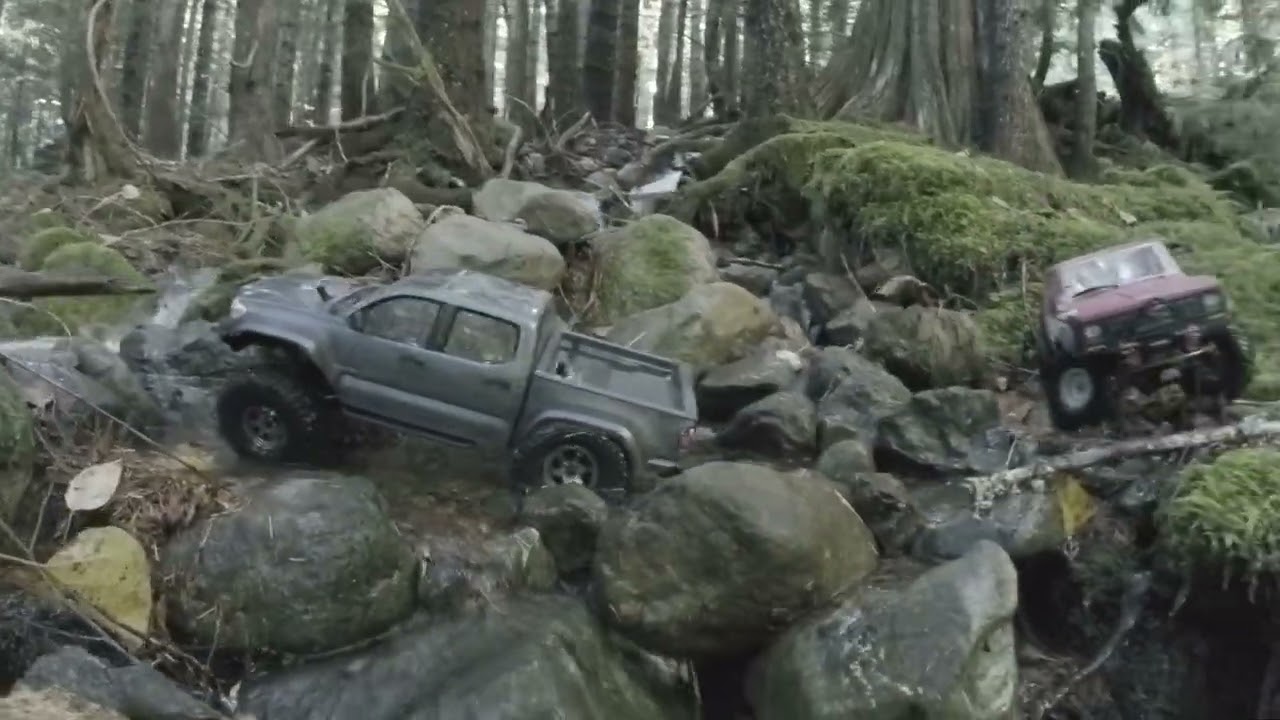 Element Knight Runner converted to solid axle  vs Axial Scx10 Pro Mossy Woods Run vid  3