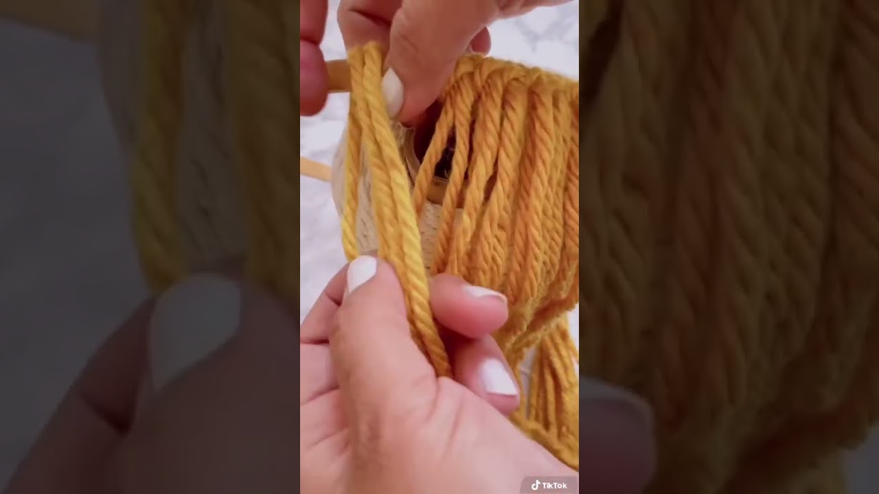 DIY: Boho yarn wall hanging.